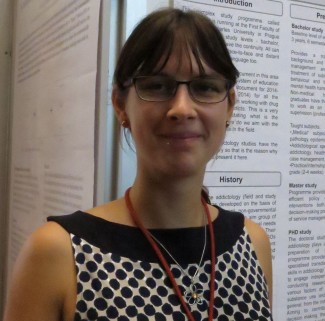 Amalie Pavlovská presenting her research at Lisbon Addictions