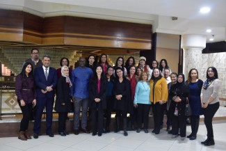 Photo de groupe avec le représentant de l'INL à l'ambassade des États-Unis à Tunis lors de l'ouverture de la session de formation