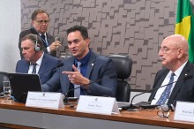 Styvenson Valentim (ao centro) comanda audiência com o islandês Jón Sigfússon e o ministro Osmar Terra  Fonte: Agência Senado